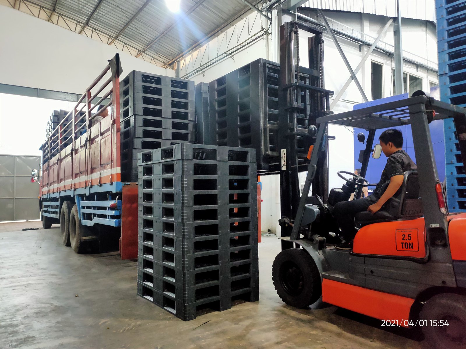 pengiriman pallet hitam
